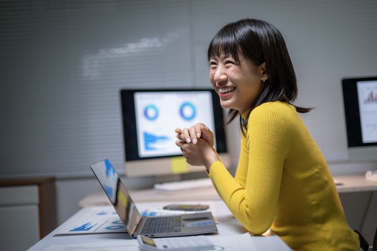 Investor relations manager reviewing LP engagement scores, portal activity trends, and overdue follow-up alerts in SatuitCRM to identify investor retention risk before redemption