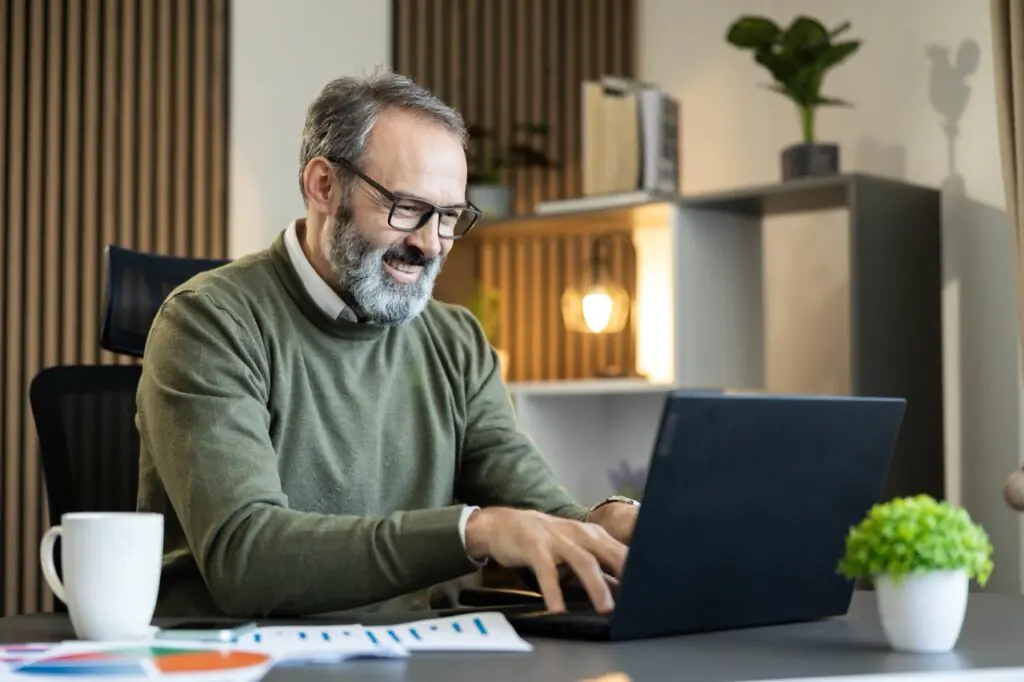 relationship manager building a custom pipeline dashboard in SatuitCRM without a developer
